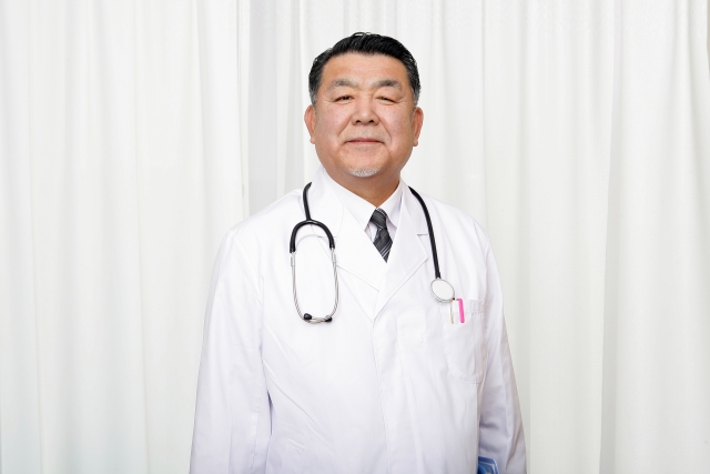 病院で異常なしと言われた不調を改善したいと考えている女性、