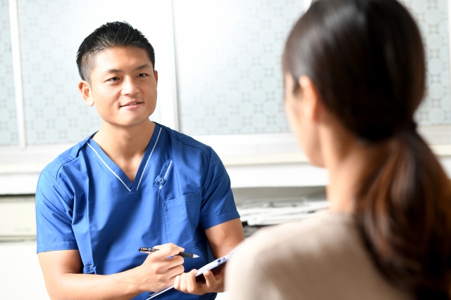 女性の不調の悩みを問診している風景