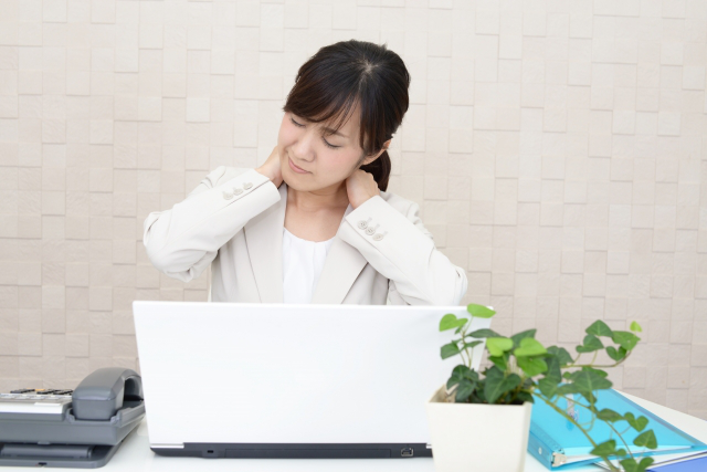 花粉症で肩こりが強くなる3つの原因