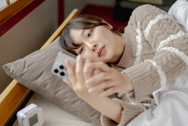 横寝スマホ