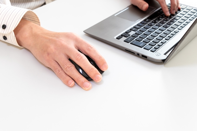 マウスでパソコン作業をしている様子