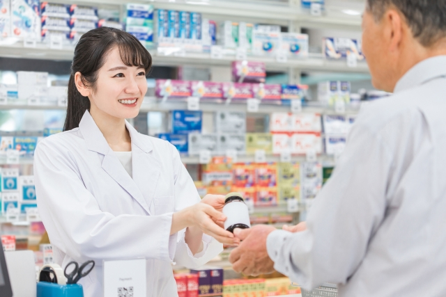 薬を飲んでも頭痛が改善しない男性